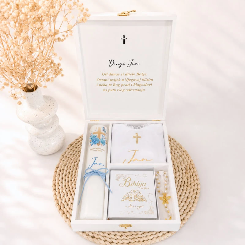 Bijeli Signature set za krštenje s personaliziranom kutijom, svijećom i zlatnim detaljima